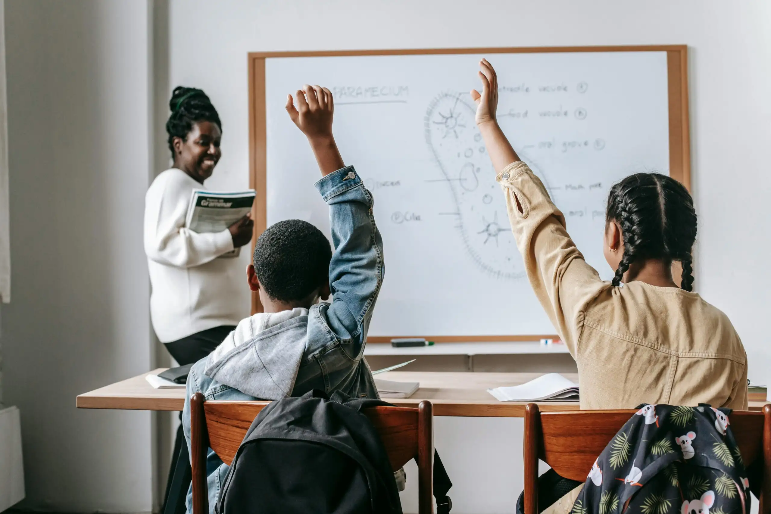 Mag juf een kind zo optillen? - Uitleg voor kleuters