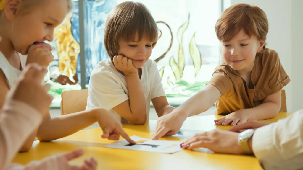 Wiegt een juf een kind in de klas? - Uitleg voor kleuters